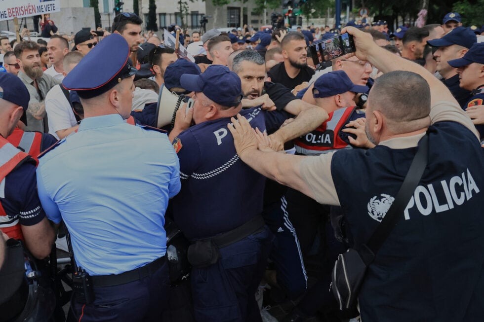 Αλβανία: Κλιμακώνονται οι διαδηλώσεις κατά της επένδυσης-μαμούθ του γαμπρού του Τραμπ [εικόνες]