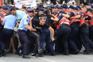 Αλβανία: Κλιμακώνονται οι διαδηλώσεις κατά της επένδυσης-μαμούθ του γαμπρού του Τραμπ [εικόνες]