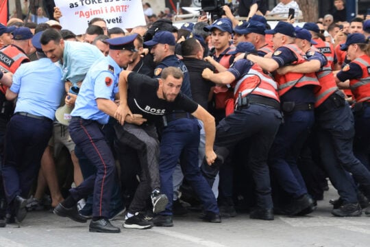 Αλβανία: Κλιμακώνονται οι διαδηλώσεις κατά της επένδυσης-μαμούθ του γαμπρού του Τραμπ [εικόνες]