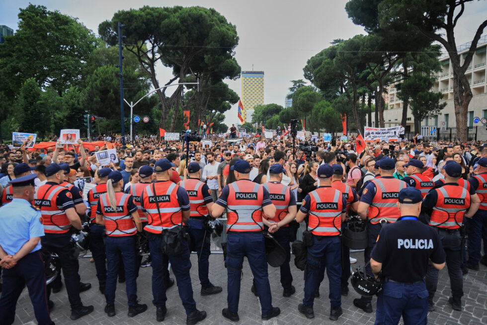 Αλβανία: Κλιμακώνονται οι διαδηλώσεις κατά της επένδυσης-μαμούθ του γαμπρού του Τραμπ [εικόνες]