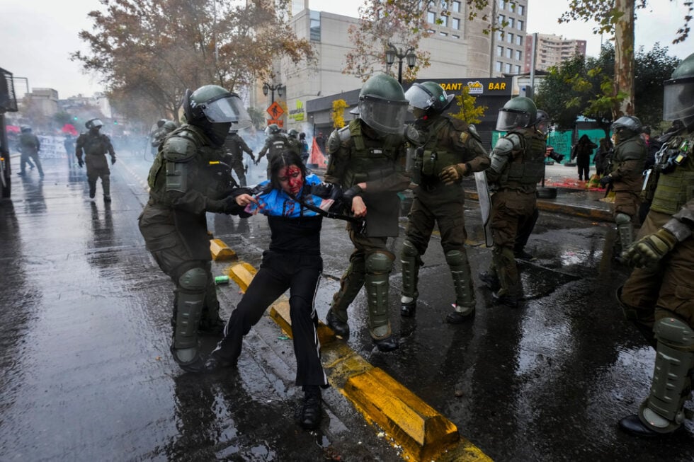 Χιλή: Καταστολή, χημικά και συλλήψεις στις φοιτητικές διαδηλώσεις κατά της λιτότητας [βίντεο – εικόνες]