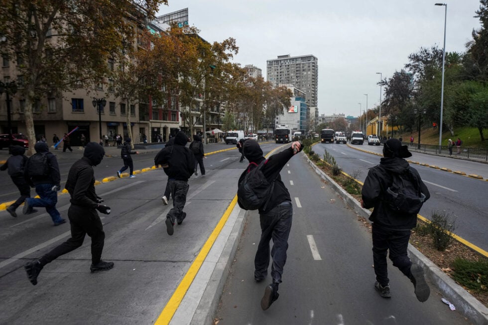 Χιλή: Καταστολή, χημικά και συλλήψεις στις φοιτητικές διαδηλώσεις κατά της λιτότητας [βίντεο – εικόνες]