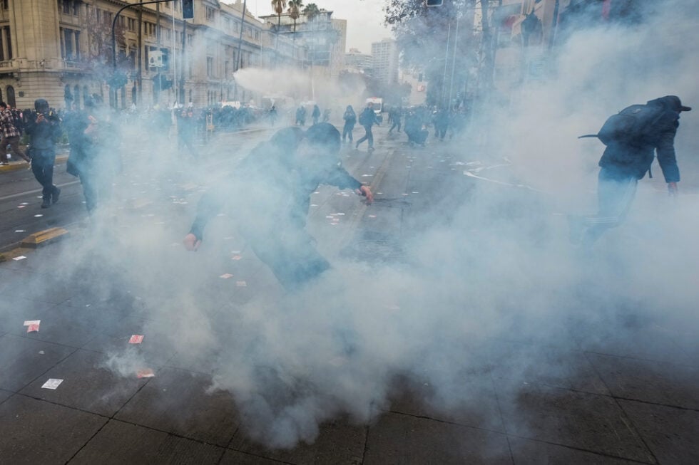 Χιλή: Καταστολή, χημικά και συλλήψεις στις φοιτητικές διαδηλώσεις κατά της λιτότητας [βίντεο – εικόνες]