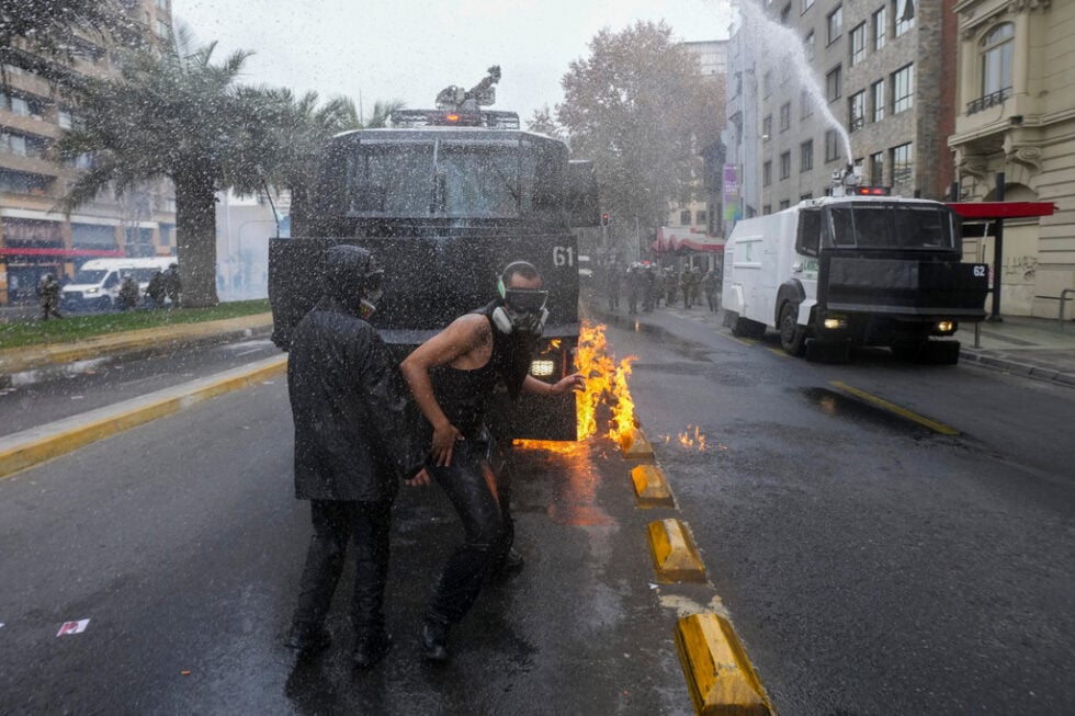 Χιλή: Καταστολή, χημικά και συλλήψεις στις φοιτητικές διαδηλώσεις κατά της λιτότητας [βίντεο – εικόνες]