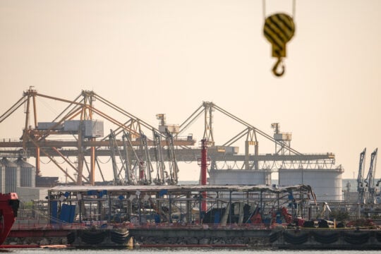 Ουκρανία: Πυρκαγιά σε φορτηγό πλοίο στη Μαύρη Θάλασσα από ρωσικό drone – Ένας νεκρός