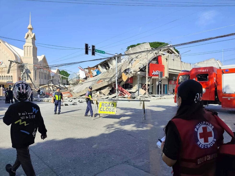 Σεισμός στις Φιλιππίνες: Φόβοι για 15 νεκρούς – Αναπτύχθηκε ο στρατός, προειδοποιήσεις για τσουνάμι [βίντεο]