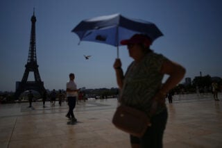 Κόσμος στο Παρίσι υποφέρει από τον καύσωνα / (AP Photo/Christophe Ena, File)
