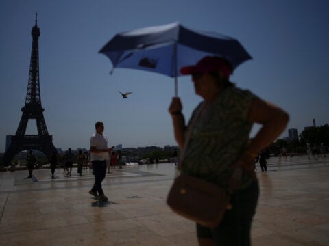 Κόσμος στο Παρίσι υποφέρει από τον καύσωνα / (AP Photo/Christophe Ena, File)
