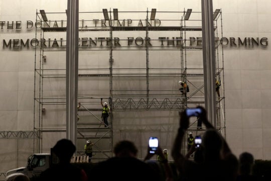 Αφαιρέθηκε το όνομα του Τραμπ από το Κέντρο Κένεντι / AP Photo