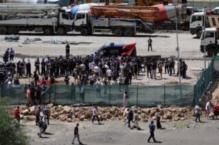 Αλβανία: Εντείνονται οι διαμαρτυρίες για το σχέδιο Κούσνερ – Διαδηλωτές γκρέμισαν φράχτες εργοταξίων [βίντεο]