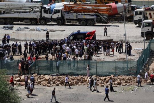 Αλβανία: Εντείνονται οι διαμαρτυρίες για το σχέδιο Κούσνερ – Διαδηλωτές γκρέμισαν φράχτες εργοταξίων [βίντεο]