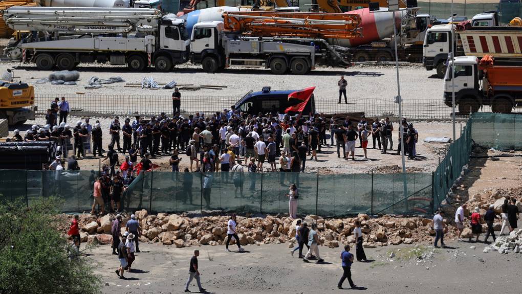 Αλβανία: Εντείνονται οι διαμαρτυρίες για το σχέδιο Κούσνερ – Διαδηλωτές γκρέμισαν φράχτες εργοταξίων [βίντεο]