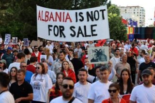 Αλβανία: Εντάλματα σύλληψης κατά ατόμων που φέρονται να συνδέονται με το σχέδιο της οικογένειας Τραμπ