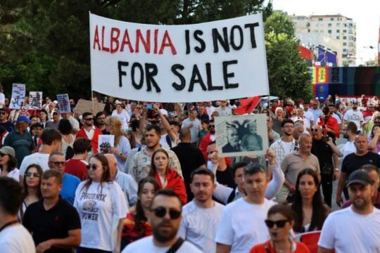 Αλβανία: Εντάλματα σύλληψης κατά ατόμων που φέρονται να συνδέονται με το σχέδιο της οικογένειας Τραμπ