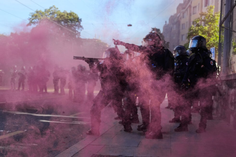 Χάος στους δρόμους της Γενεύης λίγο πριν τη σύνοδο της G7 – «Είναι μια συνάντηση πλουσίων» [εικόνες – βίντεο]