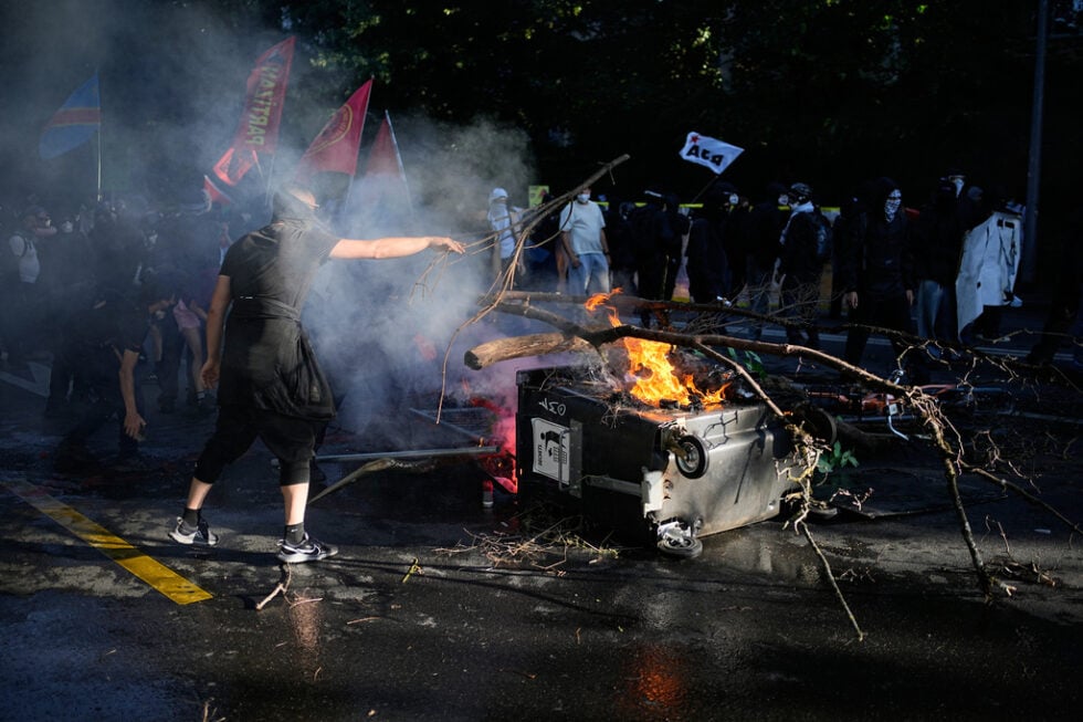 Χάος στους δρόμους της Γενεύης λίγο πριν τη σύνοδο της G7 – «Είναι μια συνάντηση πλουσίων» [εικόνες – βίντεο]