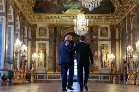 Politico: Πώς «κέρδισε» ο Μακρόν τον Τραμπ στην G7 – Διπλωματική δεινότητα ή… κολακείες;