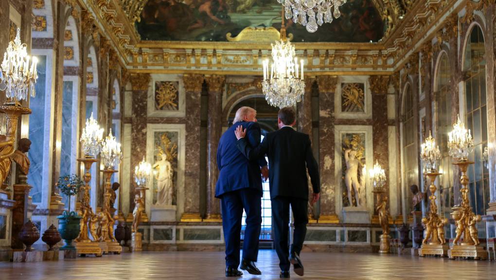 Politico: Πώς «κέρδισε» ο Μακρόν τον Τραμπ στην G7 – Διπλωματική δεινότητα ή… κολακείες;