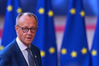Politico: Ενόχληση Μακρόν και Μερτς για το «άνοιγμα» προς τον Πούτιν – Χωρίστηκε σε δύο στρατόπεδα η Ε.Ε.