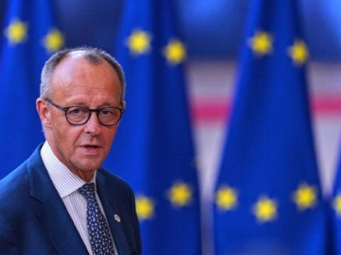Politico: Ενόχληση Μακρόν και Μερτς για το «άνοιγμα» προς τον Πούτιν – Χωρίστηκε σε δύο στρατόπεδα η Ε.Ε.