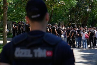 Μπαράζ συλλήψεων στην Τουρκία πριν τη Σύνοδο του ΝΑΤΟ – Χειροπέδες σε 178 άτομα
