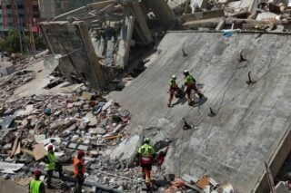 Βενεζουέλα: Σχεδόν 1.500 νεκροί, κατέρρευσαν 89 κτίρια – Πώς ψάχνουν για επιζώντες στα ερείπια