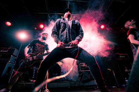 Οι Above Us The Waves κάνουν βουτιά στον σύγχρονο metal ήχο