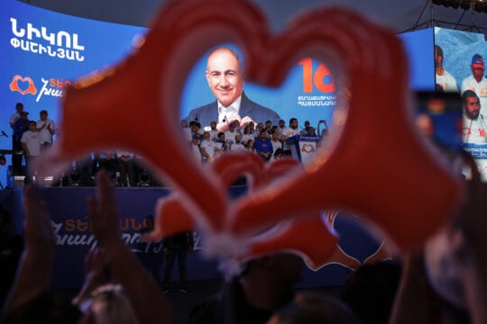 Εκλογές στην Αρμενία: Διεθνείς αντιδράσεις μετά τη νίκη Πασινιάν – Χαιρετίζει η ΕΕ, παραβιάσεις καταγγέλλει η Ρωσία