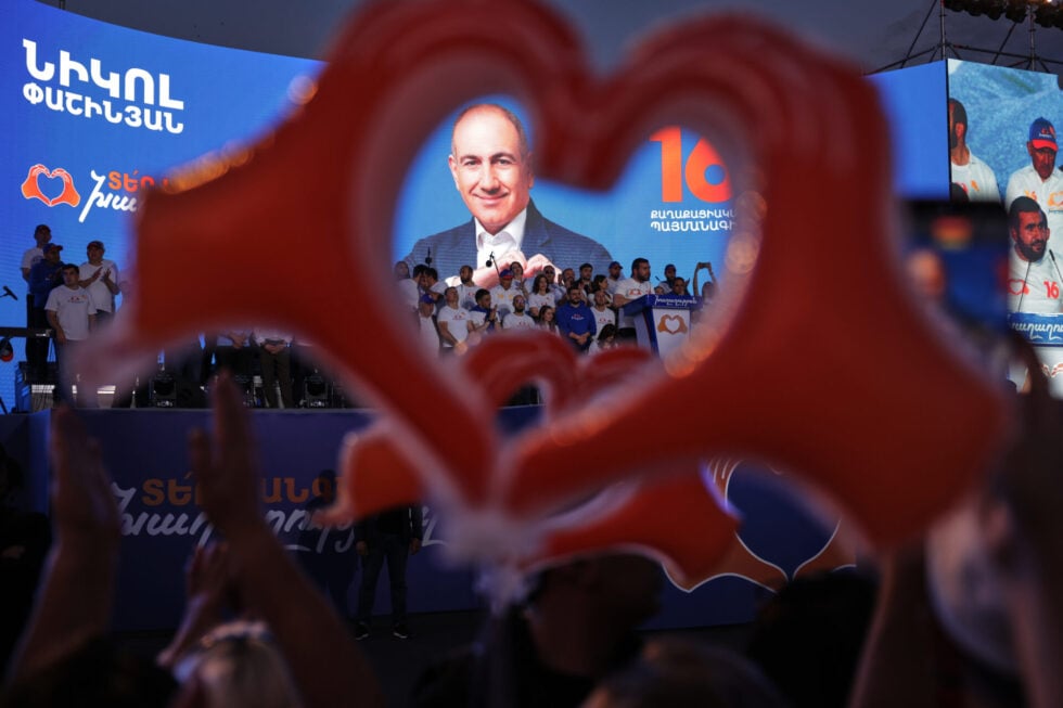 Εκλογές στην Αρμενία: Διεθνείς αντιδράσεις μετά τη νίκη Πασινιάν – Χαιρετίζει η ΕΕ, παραβιάσεις καταγγέλλει η Ρωσία