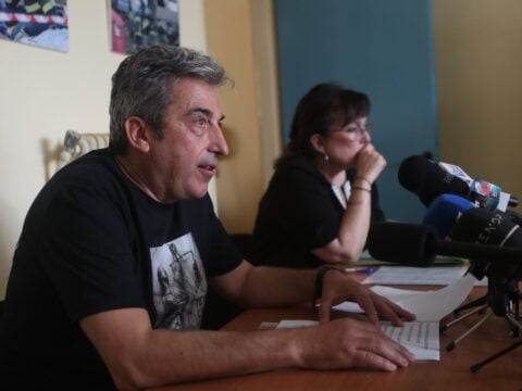 Ο σύλλογος θυμάτων Τεμπών ξεσπά για την επ’ αόριστον αναβολή της δίκης για την 717: «Επικοινωνιακά σόου πάνω στους νεκρούς μας»