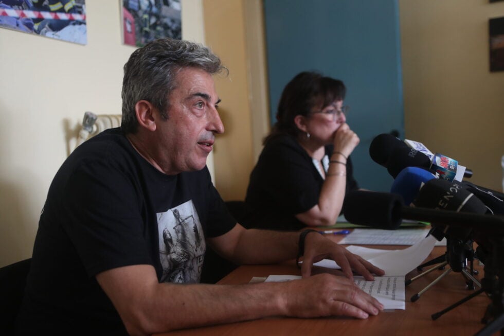 Ο σύλλογος θυμάτων Τεμπών ξεσπά για την επ’ αόριστον αναβολή της δίκης για την 717: «Επικοινωνιακά σόου πάνω στους νεκρούς μας»