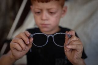 Βίντεο – γροθιά στο στομάχι: 7χρονο από τη Γάζα ξεσπάει σε κλάματα επειδή έσπασαν τα γυαλιά του – Συγκλονίζει η ιστορία του