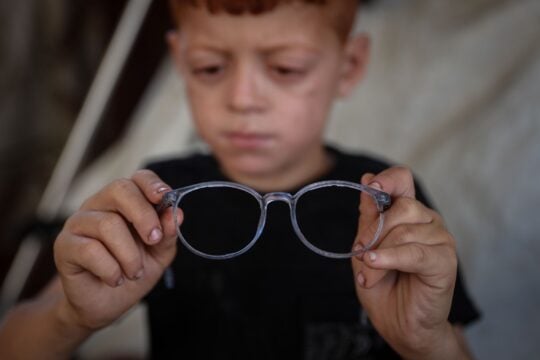 Βίντεο – γροθιά στο στομάχι: 7χρονο από τη Γάζα ξεσπάει σε κλάματα επειδή έσπασαν τα γυαλιά του – Συγκλονίζει η ιστορία του