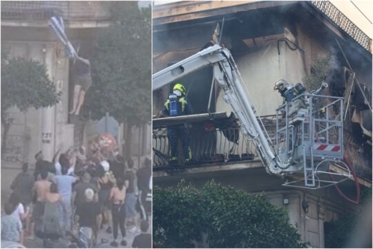 «Πήδα γιαγιά θα σε πιάσω»: Η στιγμή που η ηλικιωμένη πηδάει από το μπαλκόνι για να σωθεί από τη φωτιά στην Καλλιθέα [βίντεο]