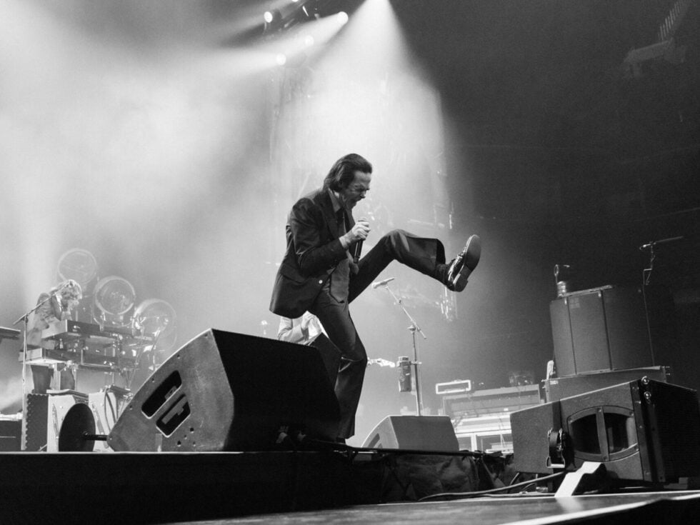 Η σκηνή ανήκει στον Nick Cave: Σαρώνει η ευρωπαϊκή του περιοδεία λίγο πριν εμφανιστεί ξανά στο Release Athens 
