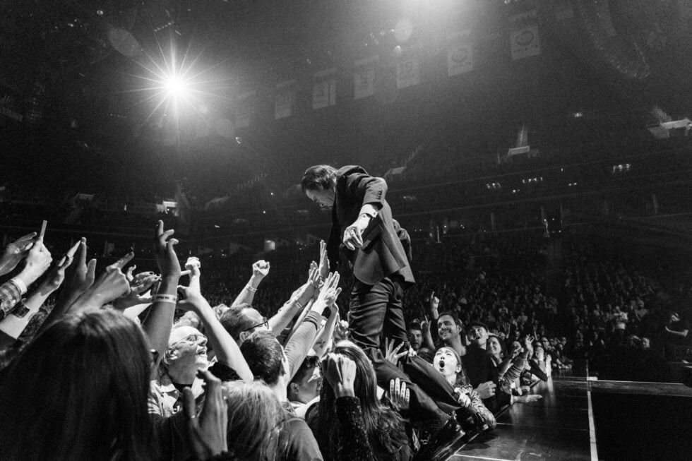 Η σκηνή ανήκει στον Nick Cave: Σαρώνει η ευρωπαϊκή του περιοδεία λίγο πριν εμφανιστεί ξανά στο Release Athens