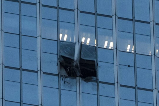 Μικρό αεροσκάφος συνετρίβη στον υψηλότερο ουρανοξύστη του Πεκίνου – Τι λένε αυτόπτες μάρτυρες