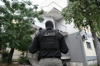 Μεγάλη επιχείρηση της αστυνομίας σε Θεσσαλονίκη και Μύκονο για κύκλωμα ναρκωτικών – Τουλάχιστον 17 συλλήψεις