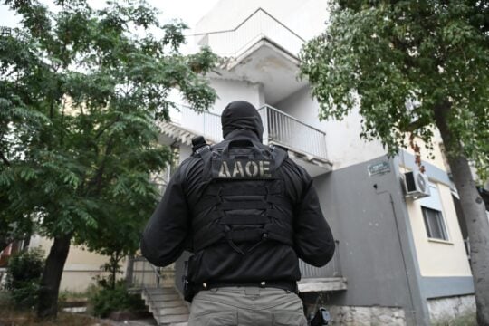 Aστυνομική επιχείρηση σε Θεσσαλονίκη και Μύκονο για ναρκωτικά και όπλα – Τουλάχιστον 17 συλλήψεις