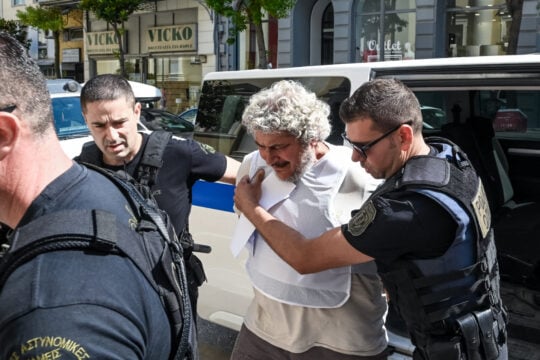 Υπόθεση Τζέιμς Δαλαμάγκα: Συστηνόταν ως «Αντώνης Τζίμας», δήλωνε καρκινοπαθής ελαιοπαραγωγός και υποστήριζε… Χρυσή Αυγή