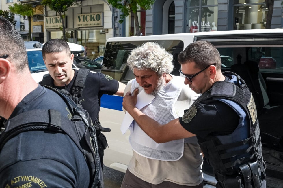 Υπόθεση Τζέιμς Δαλαμάγκα: Συστηνόταν ως «Αντώνης Τζίμας», δήλωνε καρκινοπαθής ελαιοπαραγωγός και υποστήριζε… Χρυσή Αυγή