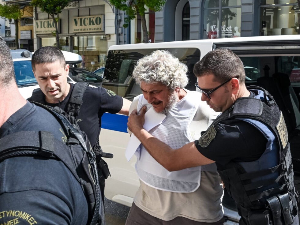 Υπόθεση Τζέιμς Δαλαμάγκα: Συστηνόταν ως «Αντώνης Τζίμας», δήλωνε καρκινοπαθής ελαιοπαραγωγός και υποστήριζε… Χρυσή Αυγή