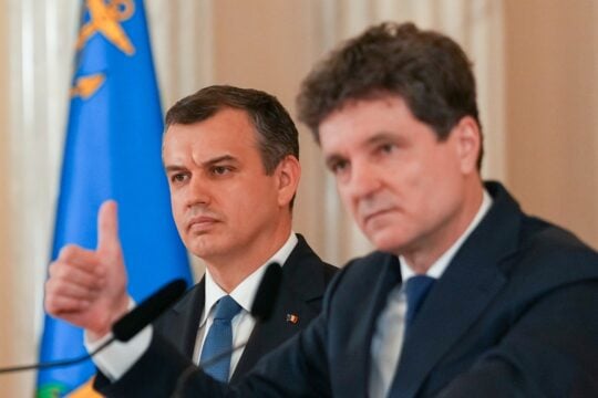 Πρωτοφανές: Ο Ρουμάνος πρόεδρος διόρισε ως πρωθυπουργό τον… σύμβουλό του – Έχει 10 μέρες να σχηματίσει κυβέρνηση