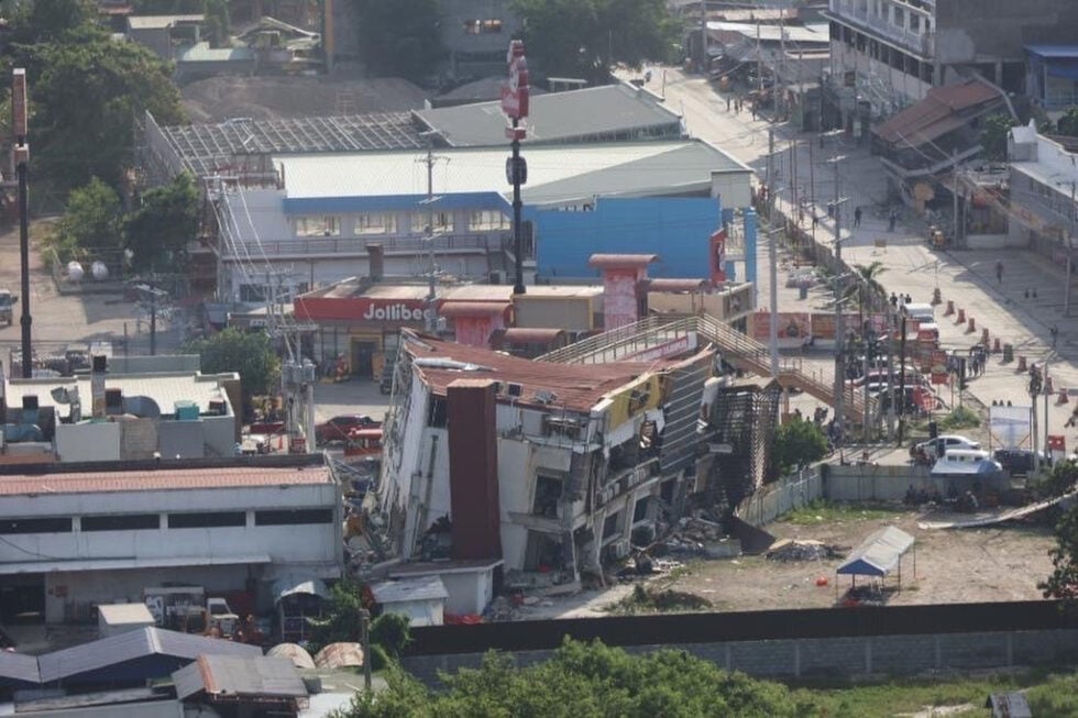 Σεισμός 7,8 Ρίχτερ στις Φιλιππίνες: Στους 35 οι νεκροί, εκατοντάδες οι τραυματίες – Αγωνία για δύο εγκλωβισμένους [εικόνες – βίντεο]