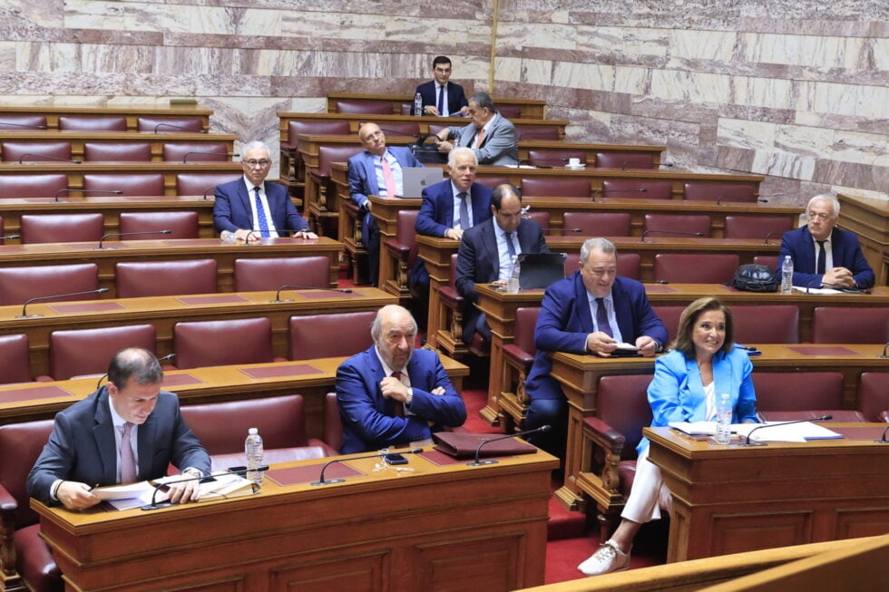 Επιτροπή Συνταγματικής Αναθεώρησης: Για «κατοχύρωση της ποιότητας ζωής» μιλά η ΝΔ – Μεθοδεύσεις βλέπει η αντιπολίτευση