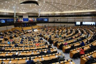 Κόμβοι επιστροφής: Ακροδεξιές ιαχές στο ευρωκοινοβούλιο – «Στείλτε τους μετανάστες πίσω» [βίντεο]
