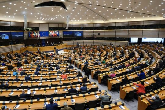 Κόμβοι επιστροφής: Ακροδεξιές ιαχές στο ευρωκοινοβούλιο – «Στείλτε τους μετανάστες πίσω» [βίντεο]