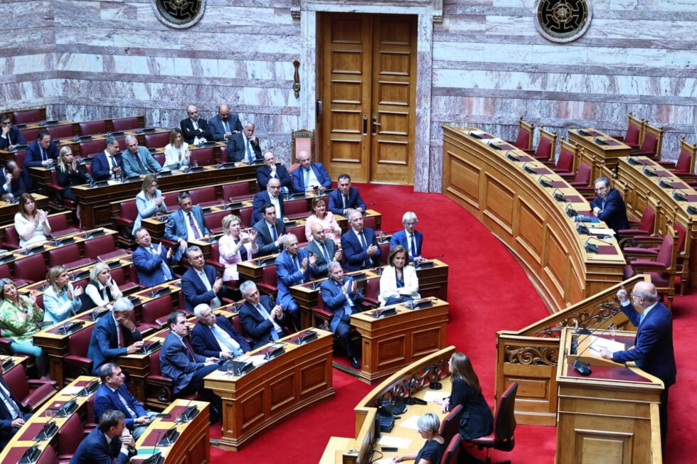 ΠΑΣΟΚ: Καρφώνει Μητσοτάκη για την απουσία από τη Βουλή και Φλωρίδη για την ψευδή δικαιολογία