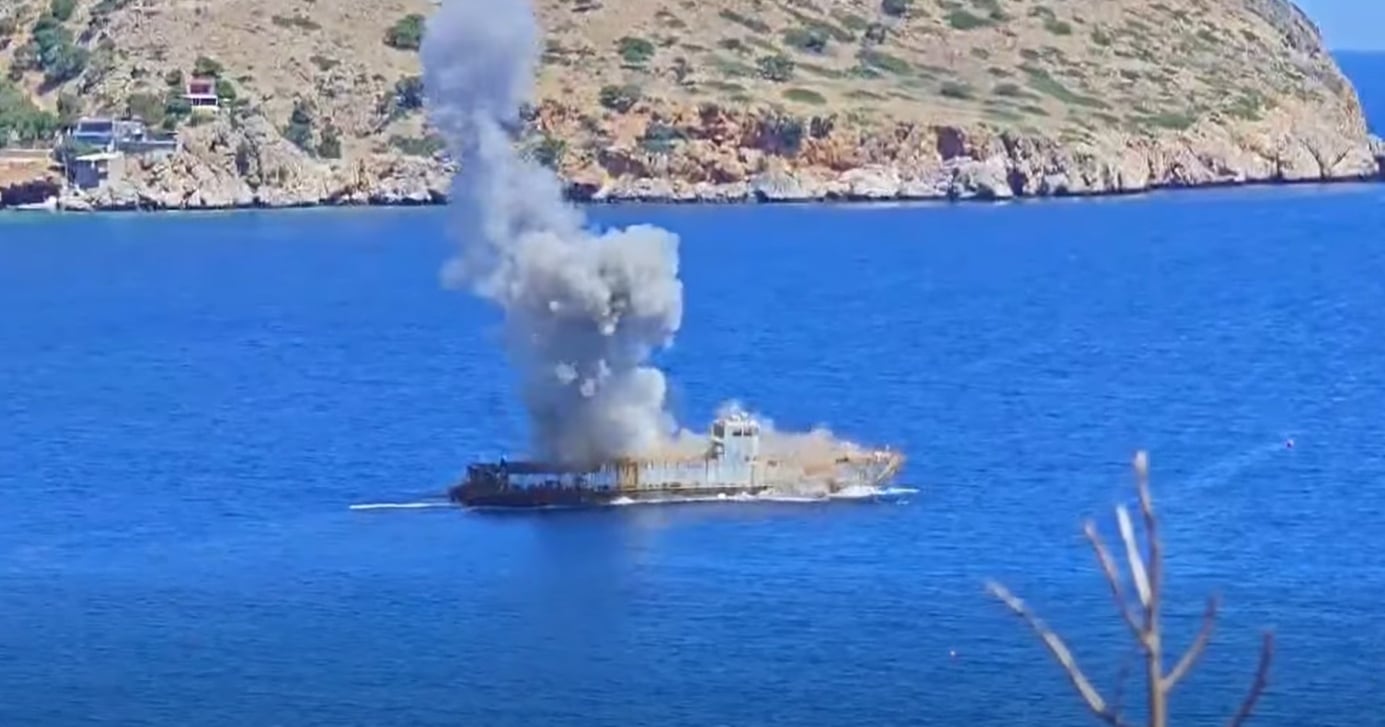 Χανιά: Η στιγμή που αποβατικό του Πολεμικού Ναυτικού βυθίζετ