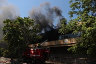 Υπο έλεγχο η φωτιά σε εργοστάσιο στο Αιγάλεω – Η στιγμή της κατάρρευσης της οροφής του κτιρίου [βίντεο]